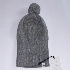 NWT yanawara 100% Alpaca Wool Light Gray Pom Pom Winter Hat
